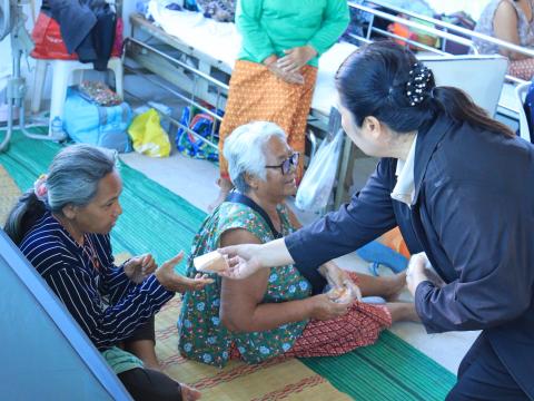 ส่งมอบสิ่งของอุปโภคบริโภค ณ ศูนย์พักพิงชั่วคราว วัดหนองโบส์ถ