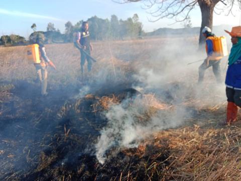 ออกดำเนินการระงับเหตุไฟลามทุ่งในพื้นที่หมู่ที่ 2