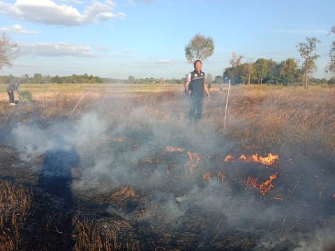 ออกดำเนินการระงับเหตุไฟลามทุ่งในพื้นที่หมู่ที่ 2