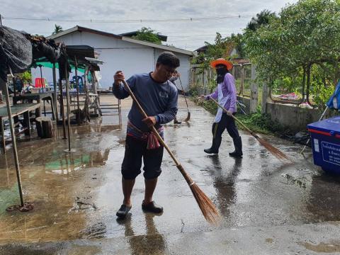ล้างทำความสะอาดตลาดชุมชน