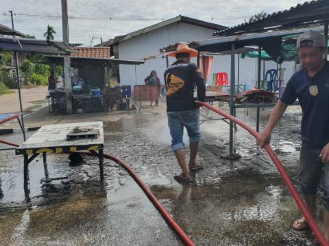 ล้างทำความสะอาดตลาดชุมชน