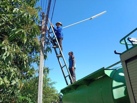 ลงพื้นที่ซ่อมแซมไฟฟ้าส่องสว่าง