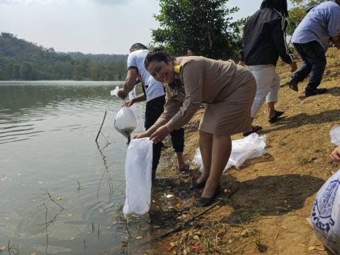 ร่วมกิจกรรมปล่อยพันธุ์ปลา