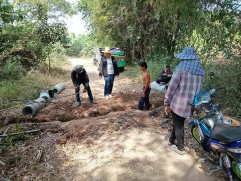 ซ่อมแซมถนน และวางท่อระบายน้ำ