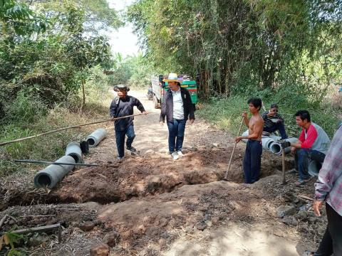 ซ่อมแซมถนน และวางท่อระบายน้ำ