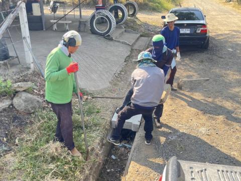 ดำเนินการซ่อมแซมฝาท่อระบายน้ำ หมู่ที่ 10