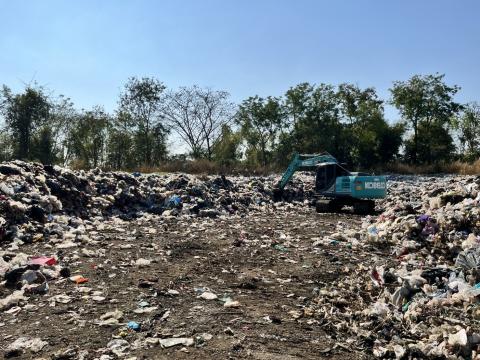 ดำเนินการปรับเกลี่ยพื้นที่บ่อขยะเทศบาลตำบลถาวร