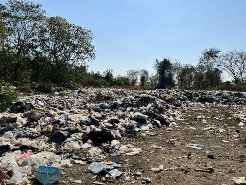 ดำเนินการปรับเกลี่ยพื้นที่บ่อขยะเทศบาลตำบลถาวร