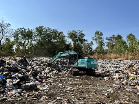 ดำเนินการปรับเกลี่ยพื้นที่บ่อขยะเทศบาลตำบลถาวร