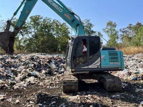 ดำเนินการปรับเกลี่ยพื้นที่บ่อขยะเทศบาลตำบลถาวร