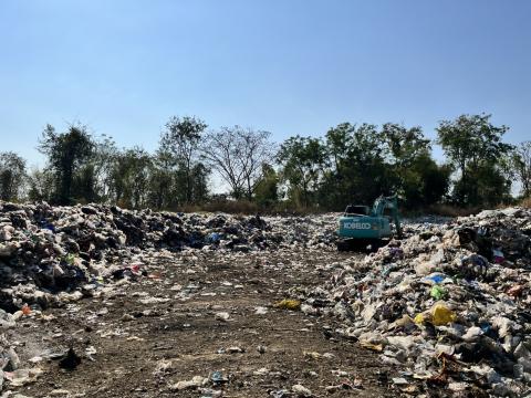 ดำเนินการปรับเกลี่ยพื้นที่บ่อขยะเทศบาลตำบลถาวร