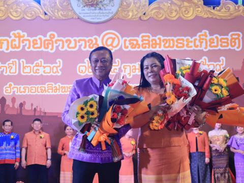 เดินแบบผ้าไหมกิตติมศักดิ์