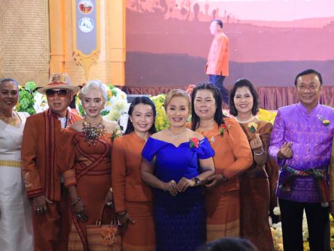 เดินแบบผ้าไหมกิตติมศักดิ์