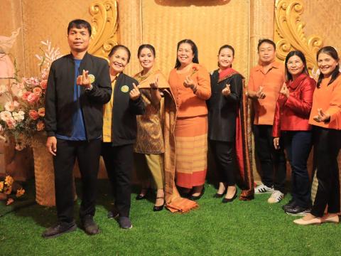 เดินแบบผ้าไหมกิตติมศักดิ์