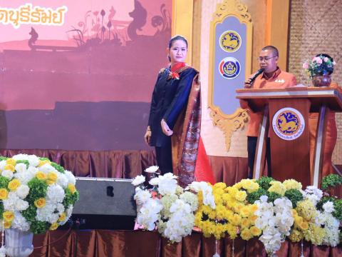 เดินแบบผ้าไหมกิตติมศักดิ์