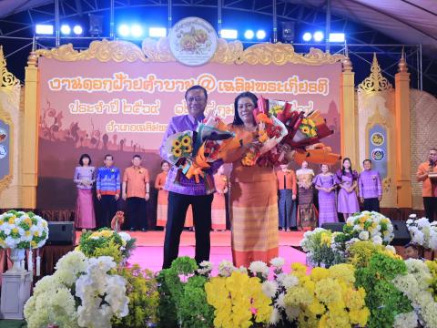 เดินแบบผ้าไหมกิตติมศักดิ์