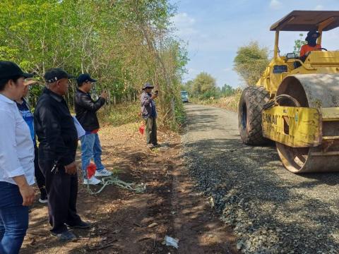 ลงพื้นที่ตรวจสอบการดำเนินการ ปรับปรุงซ่อมแซมถนนเส้นหนองสลักได