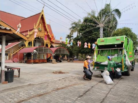 จัดเก็บขยะภายในวัดนิคมเขต