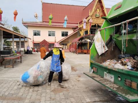 จัดเก็บขยะภายในวัดนิคมเขต