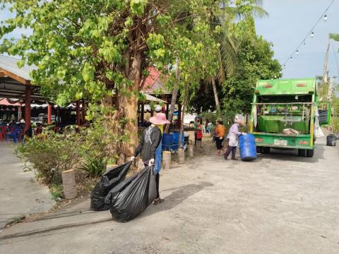 จัดเก็บขยะภายในวัดนิคมเขต