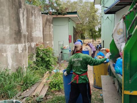 จัดเก็บขยะภายในวัดนิคมเขต