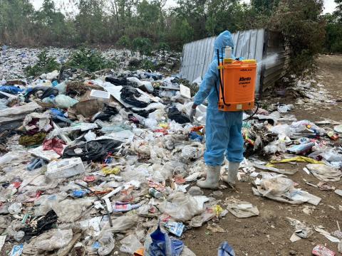 ดำเนินการฉีดพ่นสารเคมีป้องกันกำจัดแมลง