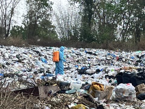 ดำเนินการฉีดพ่นสารเคมีป้องกันกำจัดแมลง