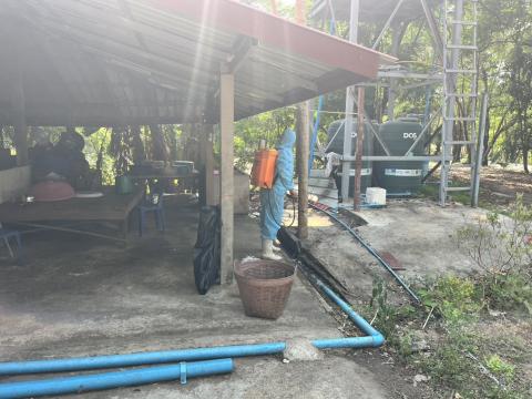 ดำเนินการฉีดพ่นสารเคมีป้องกันกำจัดแมลง