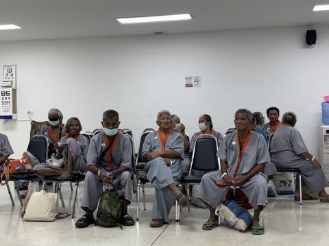 ส่งต่อผู้ป่วยที่มีปัญหาทางด้านสายตาเพื่อเข้ารับการรักษา