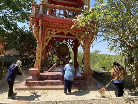 ทำความสะอาดจัดเตรียมสถานที่บริเวรสำนักสงฆ์วัดเขาหลุบ
