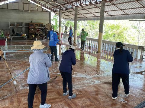 ทำความสะอาดจัดเตรียมสถานที่บริเวรสำนักสงฆ์วัดเขาหลุบ