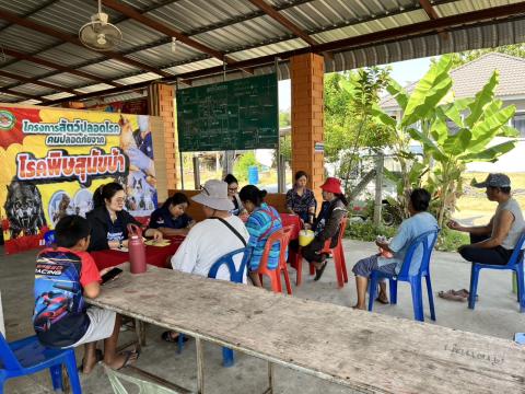 ฉีดวัคซีนป้องกันโรคพิษสุนัขบ้า ในสุนัขและแมว