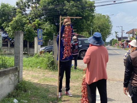 จัดเตรียมตกแต่งสถานที่ บริเวณเส้นทางที่ใช้แห่ขบวนบั้งไฟ