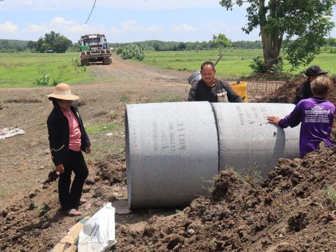ลงพื้นที่ตรวจสอบโครงการวางท่อระบายน้ำ