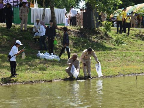 พิธีปล่อยพันธุ์สัตว์น้ำเนื่องในวันเฉลิมพระชนมพรรษา ๔๘ พรรษา
