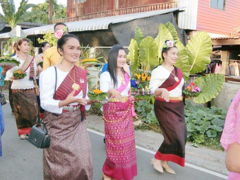 บรรยากาศประเพณีลอยกระทง