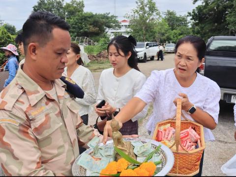 พิธีทำบุญตักบาตรข้าวสารอาหารแห้งแด่พระภิกษุสงฆ์ เพื่อถวายเป็นพระราชกุศล