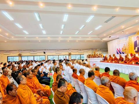 พิธีทำบุญตักบาตรข้าวสารอาหารแห้งแด่พระภิกษุสงฆ์ เพื่อถวายเป็นพระราชกุศล