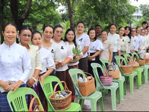 พิธีทำบุญตักบาตรข้าวสารอาหารแห้งแด่พระภิกษุสงฆ์ เพื่อถวายเป็นพระราชกุศล