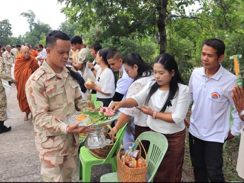 พิธีทำบุญตักบาตรข้าวสารอาหารแห้งแด่พระภิกษุสงฆ์ เพื่อถวายเป็นพระราชกุศล