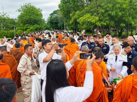 พิธีทำบุญตักบาตรข้าวสารอาหารแห้งแด่พระภิกษุสงฆ์ เพื่อถวายเป็นพระราชกุศล