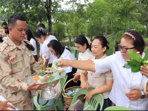 พิธีทำบุญตักบาตรข้าวสารอาหารแห้งแด่พระภิกษุสงฆ์ เพื่อถวายเป็นพระราชกุศล