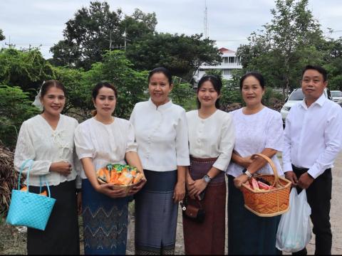 พิธีทำบุญตักบาตรข้าวสารอาหารแห้งแด่พระภิกษุสงฆ์ เพื่อถวายเป็นพระราชกุศล