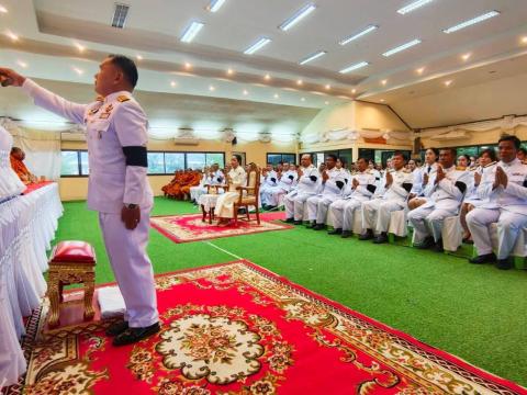 พิธีทำบุญตักบาตรข้าวสารอาหารแห้งแด่พระภิกษุสงฆ์ เพื่อถวายเป็นพระราชกุศล