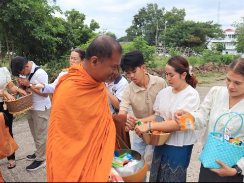 พิธีทำบุญตักบาตรข้าวสารอาหารแห้งแด่พระภิกษุสงฆ์ เพื่อถวายเป็นพระราชกุศล