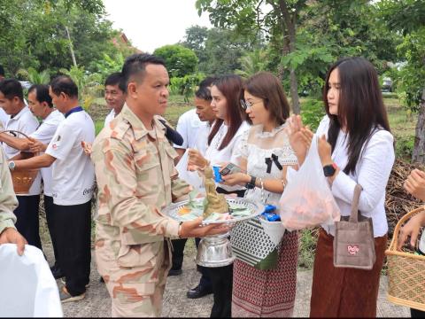 พิธีทำบุญตักบาตรข้าวสารอาหารแห้งแด่พระภิกษุสงฆ์ เพื่อถวายเป็นพระราชกุศล