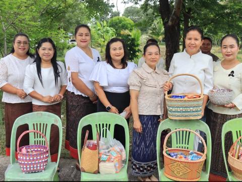 พิธีทำบุญตักบาตรข้าวสารอาหารแห้งแด่พระภิกษุสงฆ์ เพื่อถวายเป็นพระราชกุศล