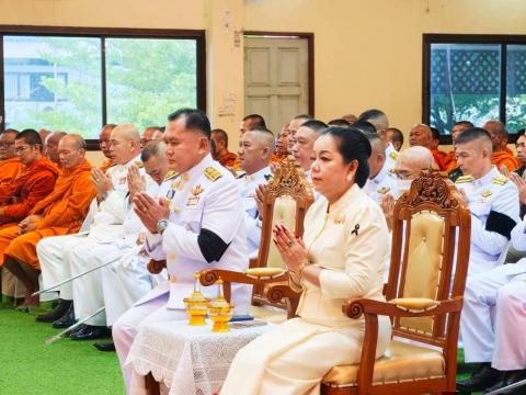 พิธีทำบุญตักบาตรข้าวสารอาหารแห้งแด่พระภิกษุสงฆ์ เพื่อถวายเป็นพระราชกุศล