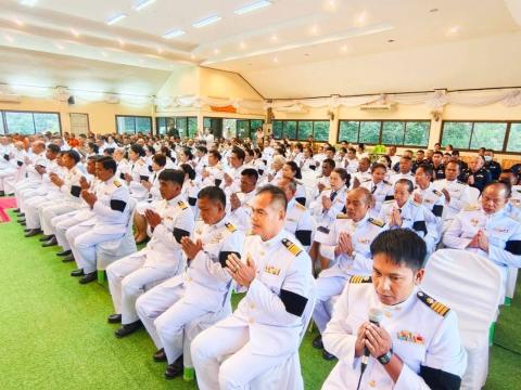 พิธีทำบุญตักบาตรข้าวสารอาหารแห้งแด่พระภิกษุสงฆ์ เพื่อถวายเป็นพระราชกุศล