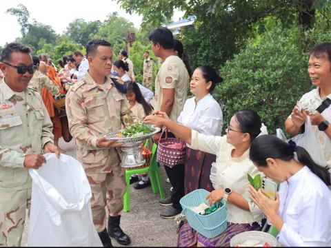 พิธีทำบุญตักบาตรข้าวสารอาหารแห้งแด่พระภิกษุสงฆ์ เพื่อถวายเป็นพระราชกุศล